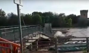 Maltempo, crolla un ponte pedonale al nord