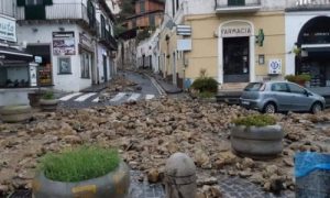 Maltempo, frana al sud: pietre scivolano fino in piazza