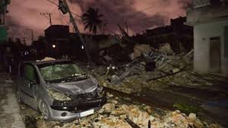 Tornado a Cuba: venti superiori ai 100 km/h, alberi caduti e auto distrutte