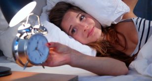 Donna sdraiata nel letto