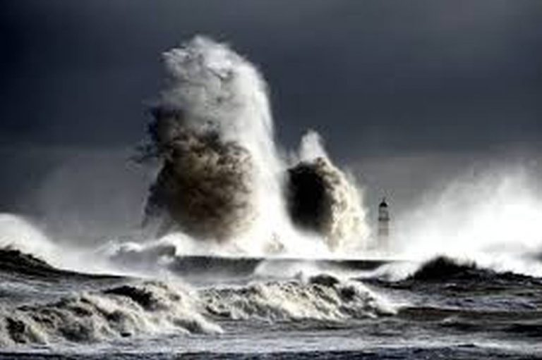 Maltempo: piogge intense e mareggiate colpiscono l’Inghilterra Maltempo: piogge intense e mareggiate colpiscono l’Inghilterra
