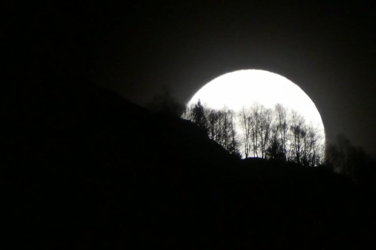 Superluna, tornerà a splendere nella notte del 19 febbraio: ecco cosa vedremo