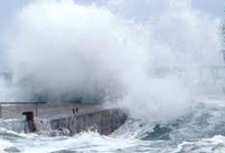 Maltempo al sud: mareggiata distruttiva spazza via il lungomare Maltempo al sud: mareggiata distruttiva spazza via il lungomare
