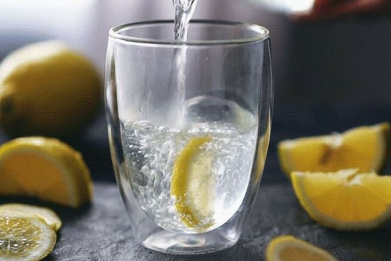 Acqua e limone al mattino, fa davvero bene alla salute? La tesi degli esperti Acqua e limone al mattino, fa davvero bene alla salute? La tesi degli esperti