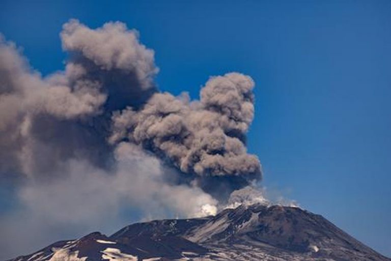 Etna: riprende l’attività eruttiva. Alcuni problemi all’aeroporto di Catania