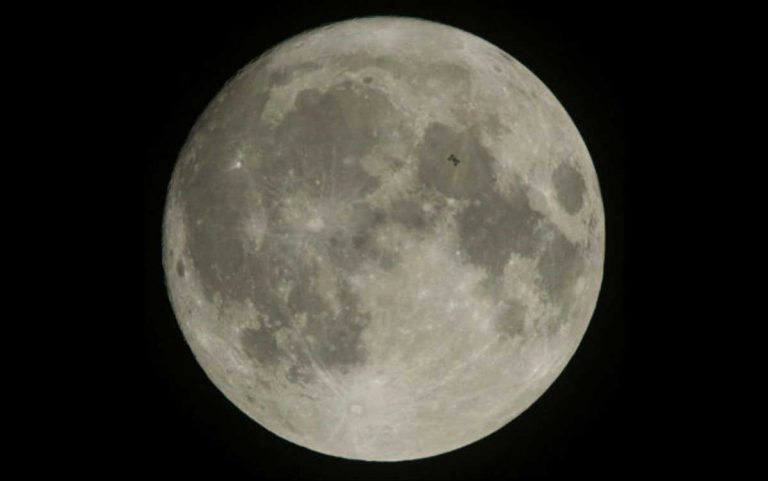 Luna, le tempeste di meteoriti fanno perdere 200 tonnellate di acqua l’anno