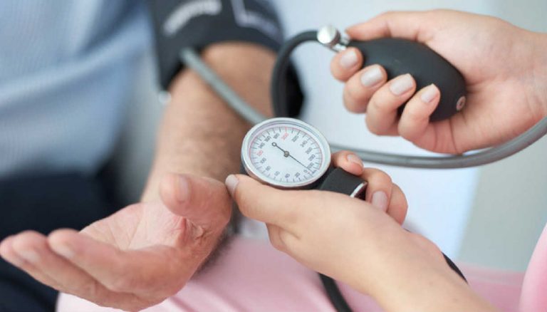 Pressione alta, il metodo naturale per abbassarla: ecco come fare
