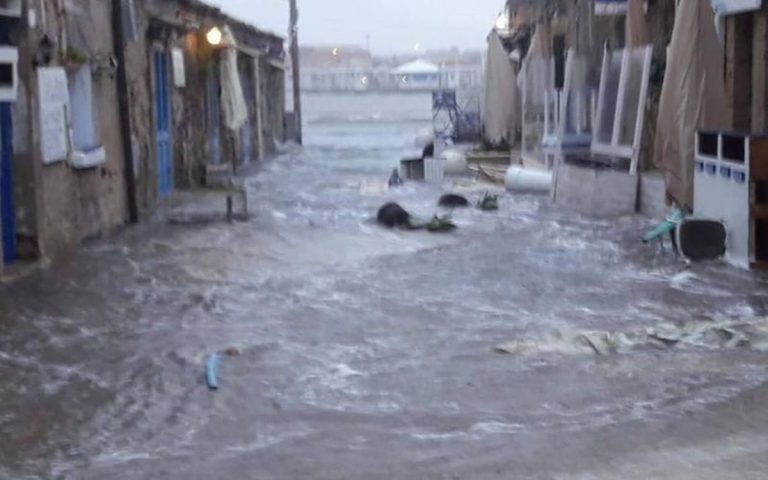 Maltempo: mareggiata record. L’acqua arriva sino in città, danni ingenti Maltempo: mareggiata record. L’acqua arriva sino in città, danni ingenti
