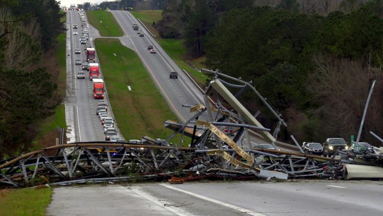 Tornado Alabama: devastazione nel Paese, oltre 20 le vittime