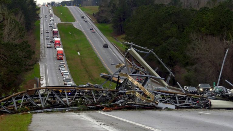 Tornado Alabama: devastazione nel Paese, oltre 20 le vittime Tornado Alabama: devastazione nel Paese, oltre 20 le vittime