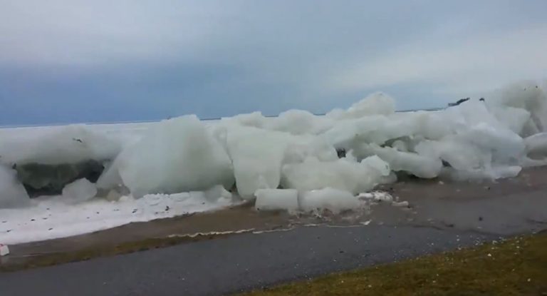 Tsunami di ghiaccio: incredibile fenomeno negli USA