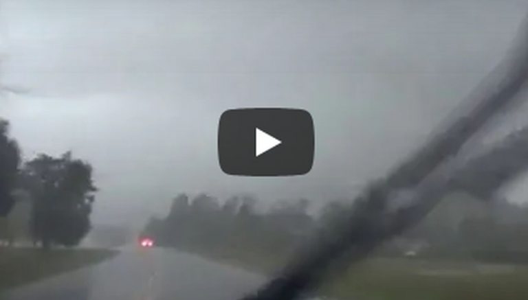 Tornado: l’impressionante passaggio del tornado in Alabama ripreso in diretta. Il video Tornado: l’impressionante passaggio del tornado in Alabama ripreso in diretta. Il video