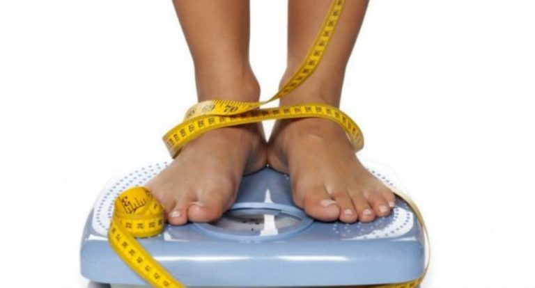 Dieta, se ti pesi in questo modo, la bilancia può ingannarti: ecco il motivo