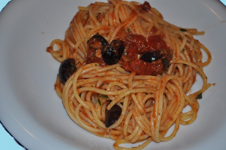 Mangiare pasta la sera fa ingrassare? Pubblicato lo studio che svela la verità Mangiare pasta la sera fa ingrassare? Pubblicato lo studio che svela la verità