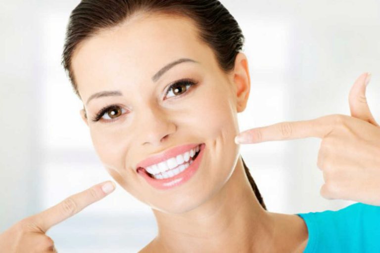 10 trucchi infallibili per ottenere i denti bianchi in meno di una settimana