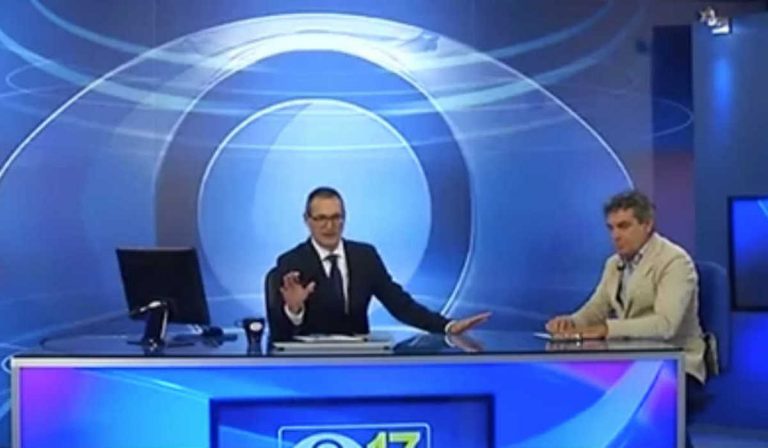 Scossa di terremoto in diretta tv: panico per il presentatore. Ecco l’incredibile video storico  