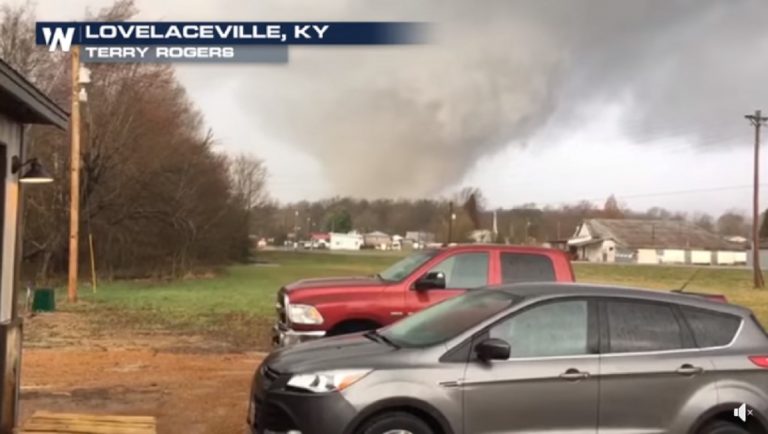 Violento Tornado in Kentucky: ingenti danni a Lovelaceville Violento Tornado in Kentucky: ingenti danni a Lovelaceville