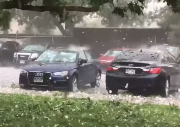 Terribile grandinata sta facendo a pezzi tutte le auto: tragico video-racconto live Terribile grandinata sta facendo a pezzi tutte le auto: tragico video-racconto live