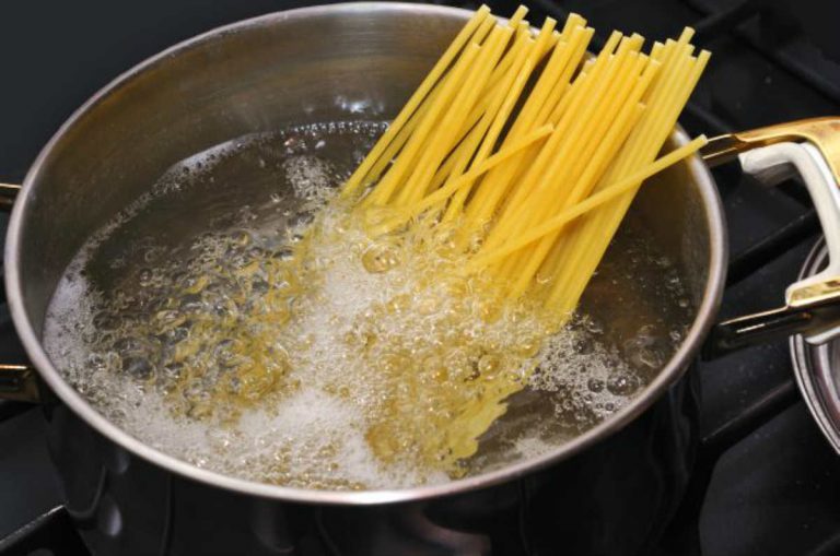 Ecco perché non dovreste mai buttare l’acqua della pasta