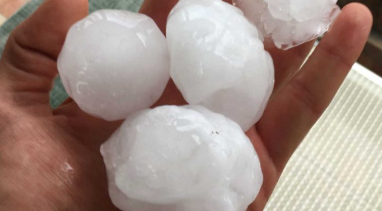Violenta grandinata nel Salento: chicchi grandi come pietre stanno piovendo dal cielo – VIDEO Violenta grandinata nel Salento: chicchi grandi come pietre stanno piovendo dal cielo – VIDEO