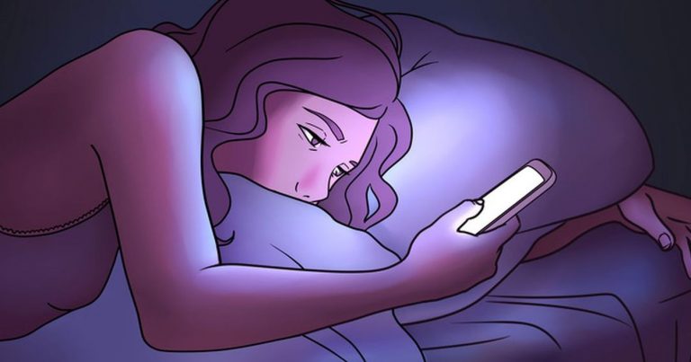 Guardi il cellulare al buio prima di addormentarti? Ecco cosa rischi