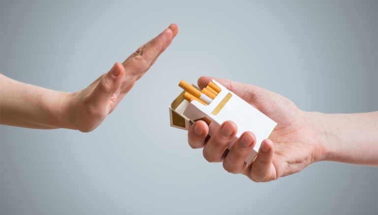 Si può fumare in condominio? Ecco cosa prevede la legge e quali sono le regole da seguire