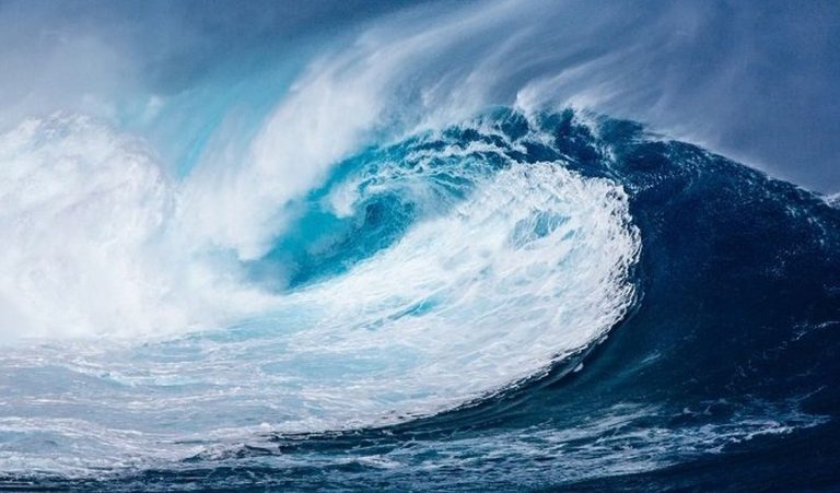 Flash: improvviso tsunami travolge le coste, decine di persone “stanno fuggendo”. Video live Flash: improvviso tsunami travolge le coste, decine di persone “stanno fuggendo”. Video live