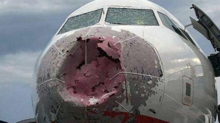 Tempesta di grandine si abbatte sul volo: pilota salva 130 passeggeri in diretta – VIDEO di quanto accaduto nel 2017