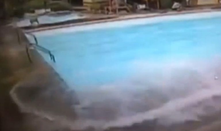 Violento terremoto scuote la piscina in diretta: immagini mozzafiato del sisma di magnitudo 7 Violento terremoto scuote la piscina in diretta: immagini mozzafiato del sisma di magnitudo 7