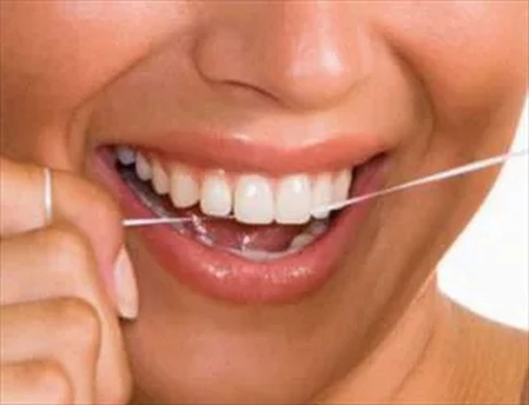 La lista delle cose essenziali per eliminare subito la placca dentale: in poche ore il tuo sorriso torna a splendere