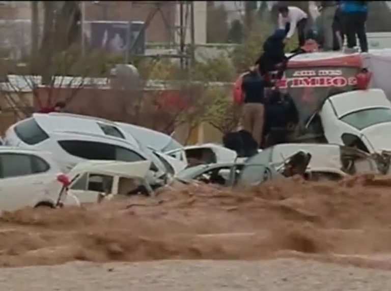Frane e inondazioni stanno distruggendo tutto. Situazione drammatica, oltre 30 morti e 600 feriti