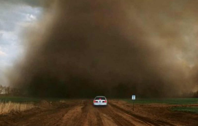 Tornado ripreso dal vivo si sta abbattendo sugli automobilisti, scene di panico – VIDEO