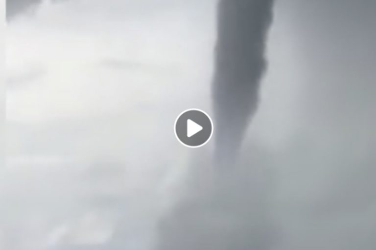L’enorme tromba marina si sta muovendo verso la spiaggia, paura e gente in fuga sul litorale L’enorme tromba marina si sta muovendo verso la spiaggia, paura e gente in fuga sul litorale
