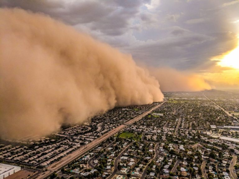 Violenta tempesta di sabbia sta inghiottendo i palazzi, si temono danni e feriti. Video