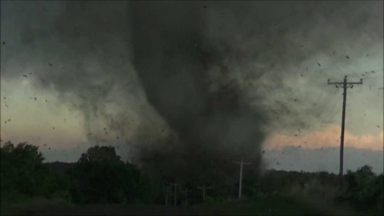 Violento tornado ripreso dal vivo si abbatte su un parco giochi: molti feriti e due morti – VIDEO