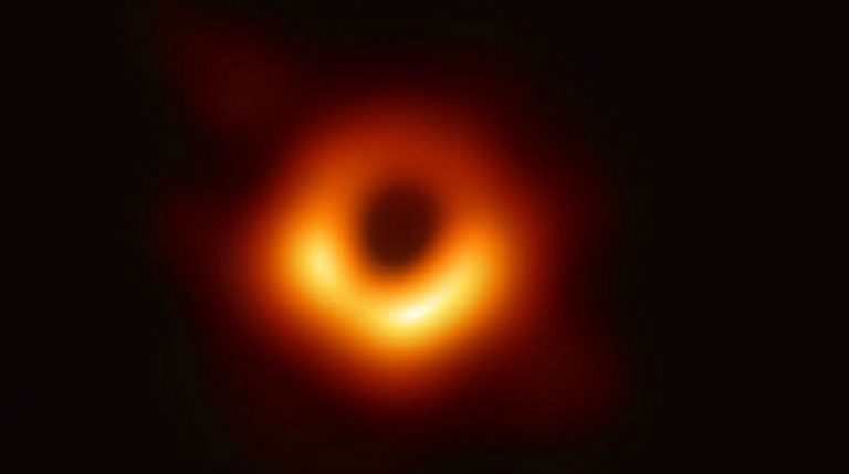 Gli scienziati hanno appena mostrato la prima foto storica di un buco nero. Segui la diretta video