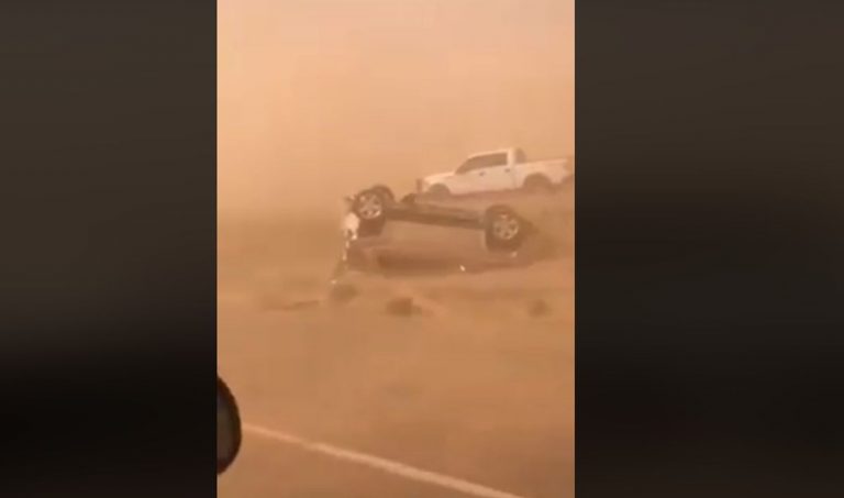 Terribile tempesta di sabbia sta ribaltando le macchine: ci sono danni e feriti gravi. Video live