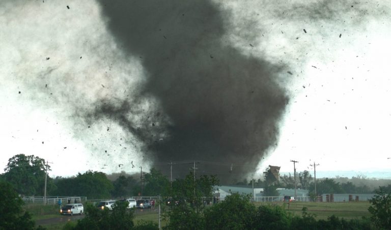 Devastante tornado sta distruggendo tutto: morti due bambini – FOTO e VIDEO