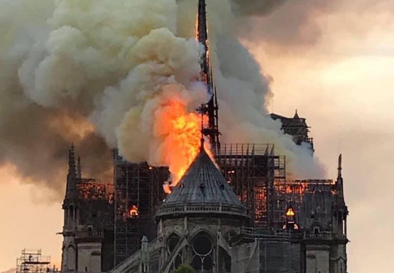 Notre Dame, sta crollando la guglia centrale