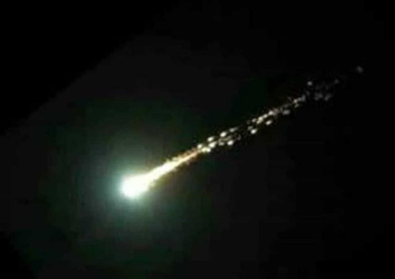 Palla di fuoco avvistata poco fa vicino Milano: sta lasciando una scia luminosa