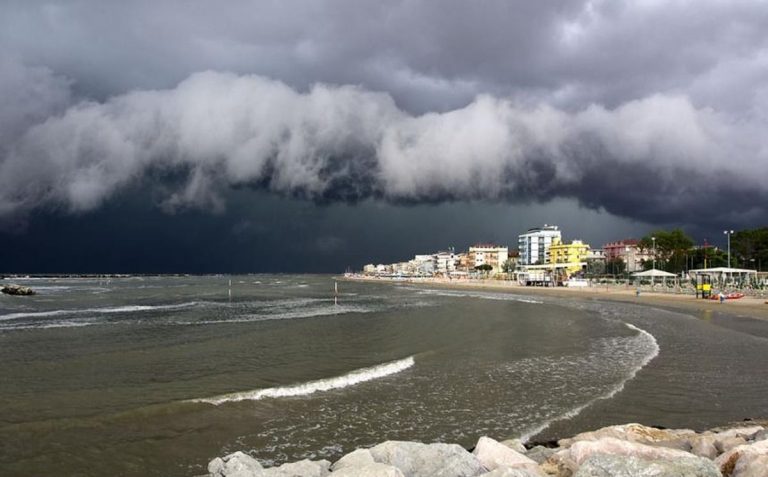 La grande tempesta di Pasquetta arriverà all’improvviso. Neve e nubifragi piomberanno su tutte queste regioni La grande tempesta di Pasquetta arriverà all’improvviso. Neve e nubifragi piomberanno su tutte queste regioni