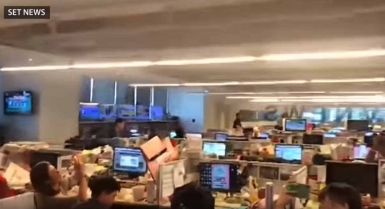 Terremoto sta devastando un ufficio, dipendenti nel panico ripresi in diretta – VIDEO