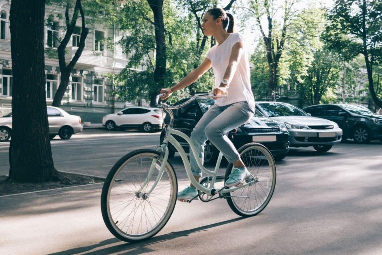 Andare in bicicletta è un toccasana speciale per la salute, ecco tutti gli incredibili benefici: dal buonumore al sistema circolatorio Andare in bicicletta è un toccasana speciale per la salute, ecco tutti gli incredibili benefici: dal buonumore al sistema circolatorio
