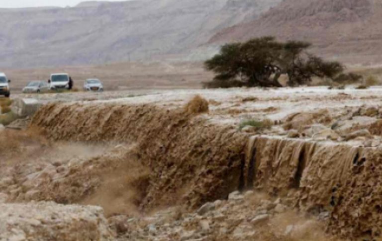 Inondazioni e frane: evacuazioni in corso, ci sono vittime. Zone completamente sommerse