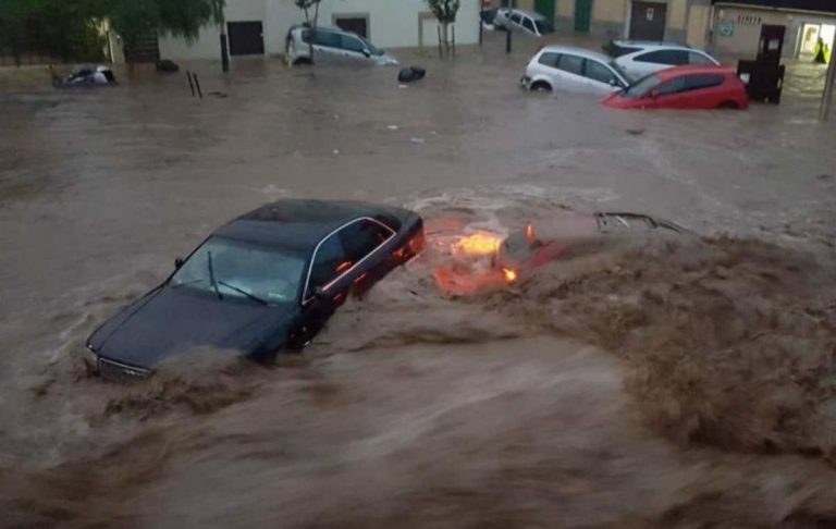 La forza devastante dell’inondazione in diretta: fiumi d’acqua sommergono le macchine – VIDEO La forza devastante dell’inondazione in diretta: fiumi d’acqua sommergono le macchine – VIDEO