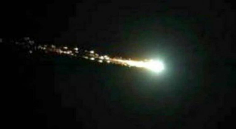 Una palla luminosa sta sfrecciando nel cielo: boato e migliaia di abitanti nel panico – VIDEO Una palla luminosa sta sfrecciando nel cielo: boato e migliaia di abitanti nel panico – VIDEO