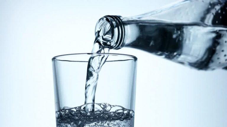 Se bevi 3,5 litri di acqua al giorno, questa è l’incredibile lista di effetti sul tuo corpo