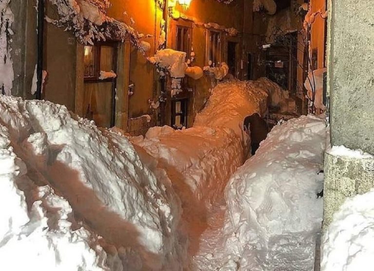 Ultimo minuto, violentissime bufere di neve in atto sull’Italia, rischio blackout e gravi danni: zone colpite prossime ore