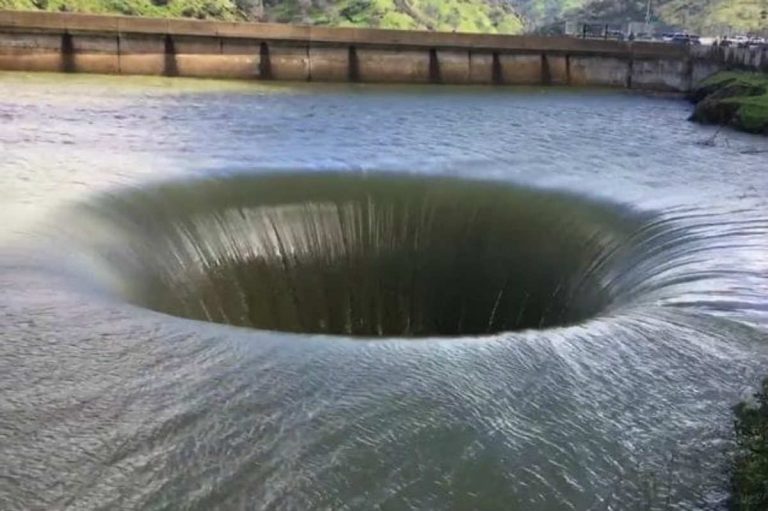 La mostruosa voragine si sta aprendo nel lago. VIDEO e FOTO in DIRETTA