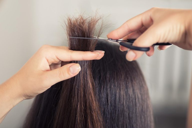 Rottura dei capelli, questi comportamenti sbagliati la provocano: ecco cosa si può Rottura dei capelli, questi comportamenti sbagliati la provocano: ecco cosa si può